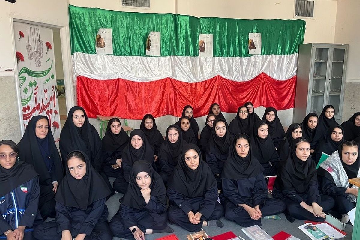 عکس یادگاری دانشآموزان مدرسه ملوک زندی