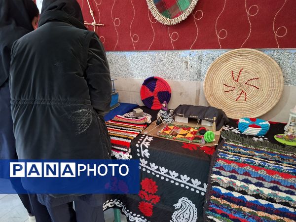 نمایش هنرهای دستی دانش‌آموزان معمولان