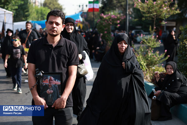 موکب «عشاق‌الحسین» سازمان دانش آموزی در راهپیمایی خانوادگی جاماندگان اربعین حسینی - تهران