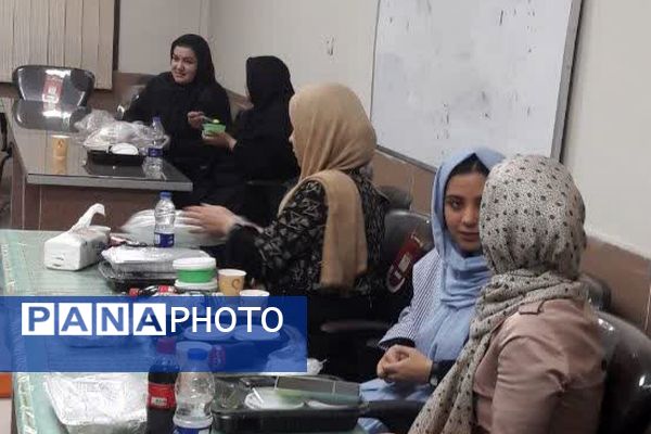 برگزاری مراسم افطار و طعام در دبیرستان فتح المبین ناحیه دو شهرری 