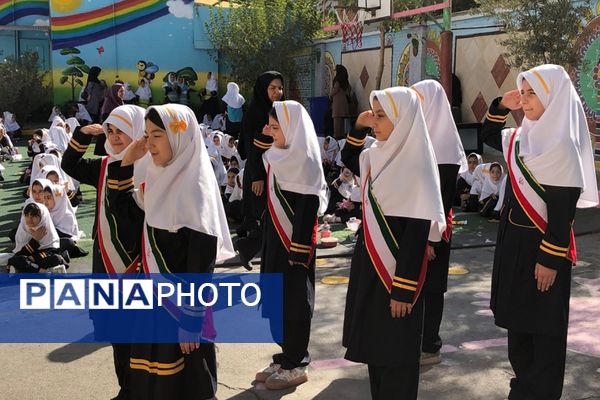 نواختن زنگ مصباح الهدی توسط مدیر آموزش و پرورش ناحیه 2 شهرری در دبستان طواف و معماریان 