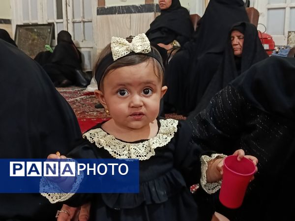 حضور کودکان در مراسم شب ششم محرم در حسینیه حیدری شهرستان کاشمر 