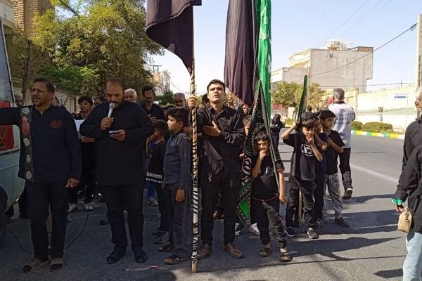 حرکت عشاق اهل بیت از موکب علی اصغری فدافن درآغازین لحظات اربعین حسینی