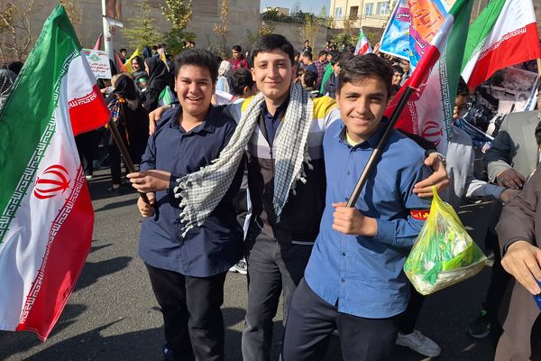 گزارش تصویری از راهپیمایی سیزده آبان در پردیس