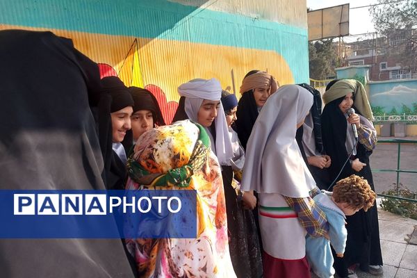 جشن دانایی در دبستان مهران؛ هفته کتاب با شور دانش‌آموزان دختر مهران