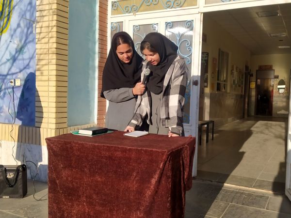 مراسم صبحگاه در دبیرستان دخترانه امید 