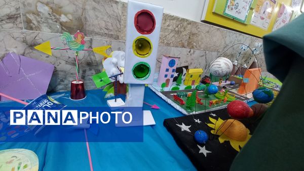 نمایشگاه هفته پژوهش در دبستان شاهد تحقیقی ناحیه ۶