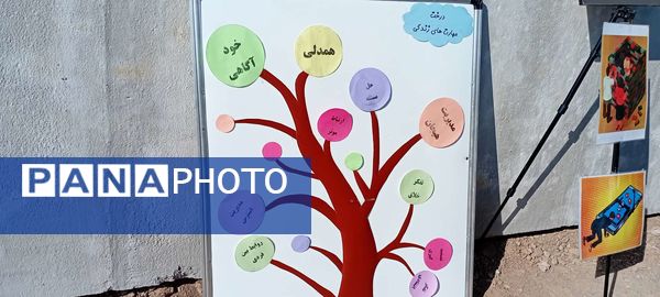 نمایشگاه پیشگیری از آسیب های اجتماعی در دبیرستان مادرمهربان خلیل آباد