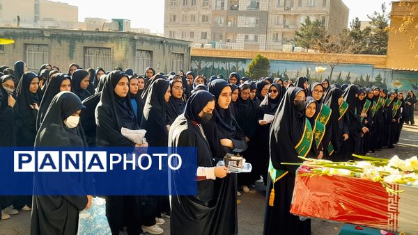 حال‌وهوای معنوی دانش‌آموزان در استقبال از پیکر شهید ۲۳ ساله در مدرسه شهید عصمت ناحیه 3 کرج 