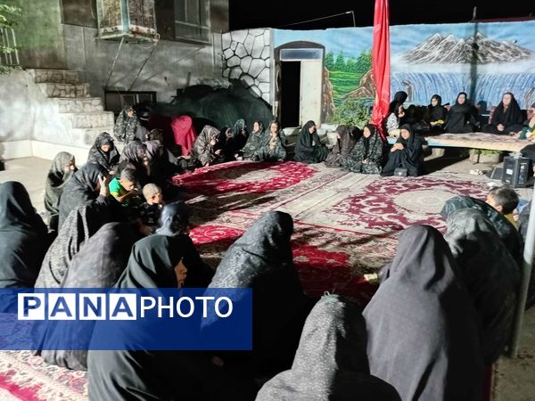مراسم عزاداری ماه صفر در روستای نقاب در هنگام قطع برق
