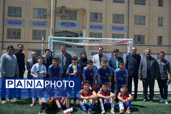 برگزاری آیین افتتاحیه زمین چمن مصنوعی هنرستان صنعت پژوهشان و مدرسه سردار سلیمانی بهارستان ۲