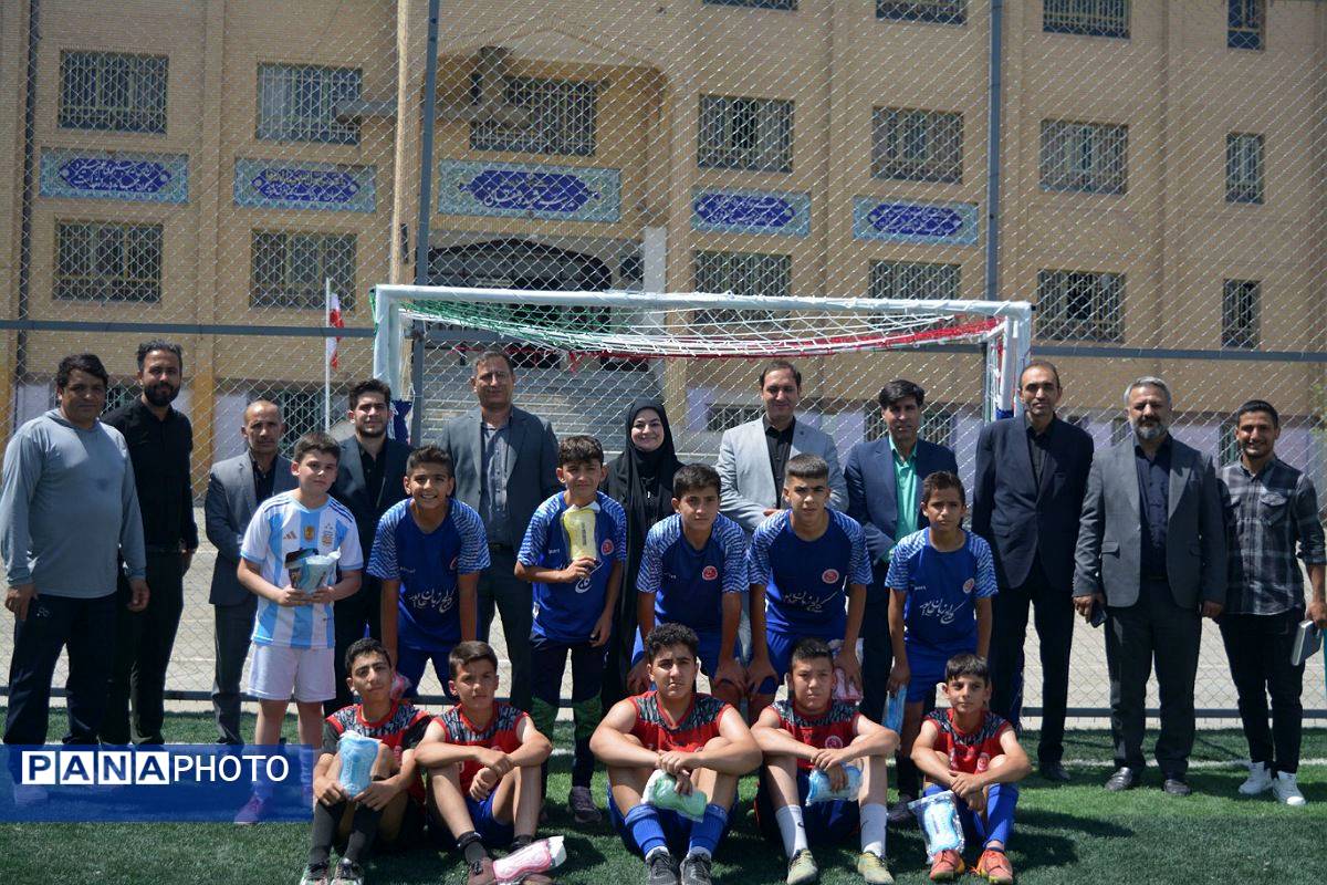 برگزاری آیین افتتاحیه زمین چمن مصنوعی هنرستان صنعت پژوهشان و مدرسه سردار سلیمانی بهارستان ۲