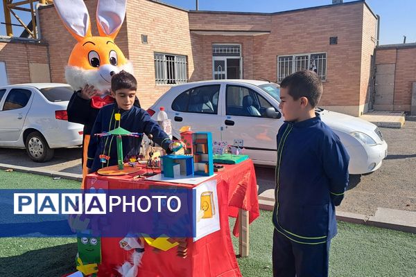  برپایی نمایشگاه  آثار دانش‌آموزان در مدرسه غیاث‌الدین جمشید کاشانی ملارد 