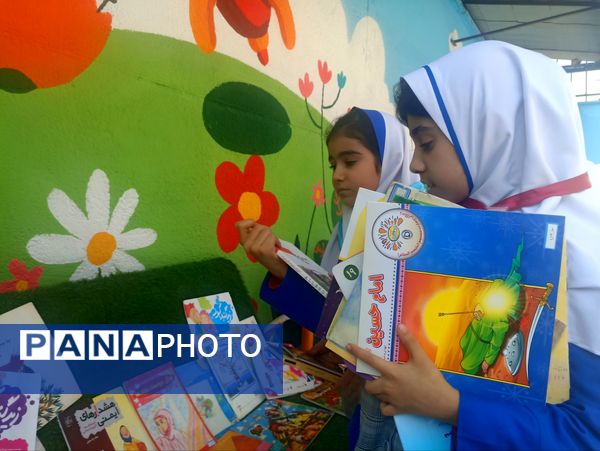 نمایشگاه کتاب به مناسبت هفته کتاب و کتابخوانی در دبستان کبری سرشته