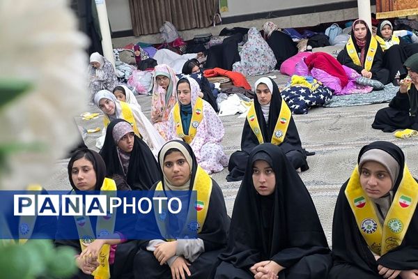 اعتکاف دانش‌آموزی رباط‌کریم با پرچم‌گردانی حضرت ابوالفضل(ع)