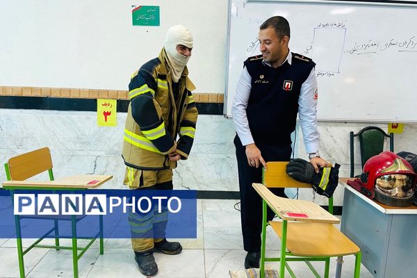  آماده‌سازی مانور زلزله با آموزش آتش‌نشان‌ها در مدرسه نمونه‌دولتی شهید مطهری رباط‌کریم