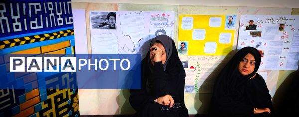 استقبال دانش‌آموزان دبیرستان شهید برقعی 2 قم از یک لاله فاطمی