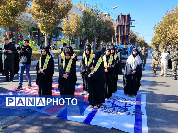 طنین شعارهای ضد استکباری در شاندیز