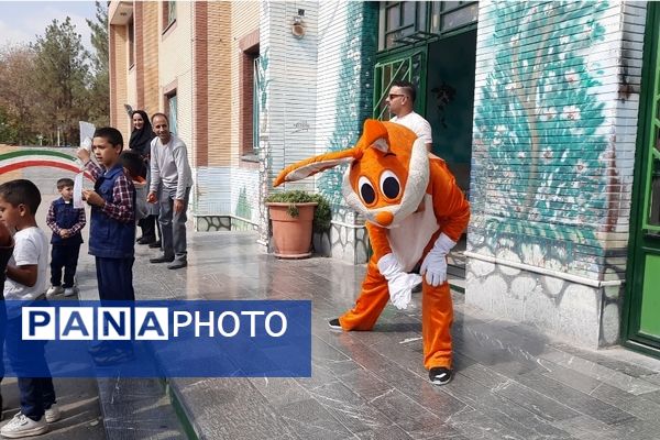 بمناسبت روز جهانی کودک برپایی جشنواره صبحانه سالم در دبستان پسرانه سرافراز ناحیه۷ مشهد