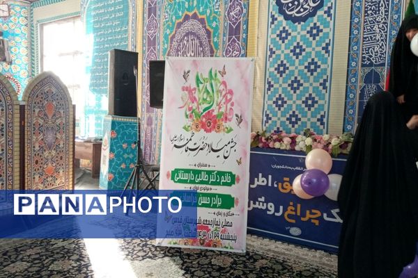 دکلمه‌خوانی دانش‌آموزان در مقابل مادران شهرستان قدس به‌مناسبت روز مادر