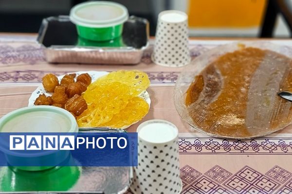 برپایی سفره افطار برای روزه اولی‌ها در دبستان دخترانه ام‌البنین شهرری