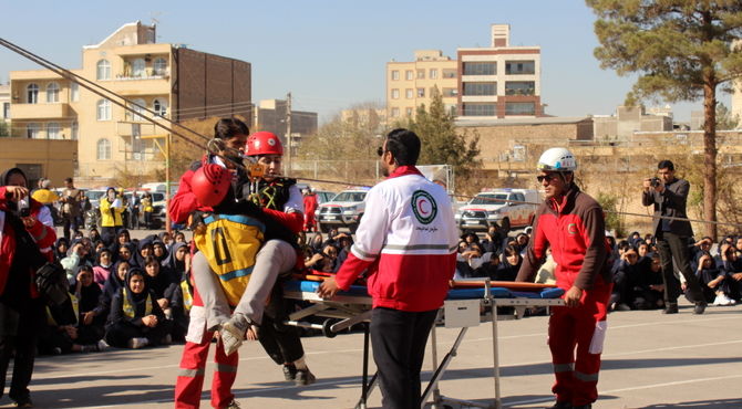 اجرای مانور زلزله در آموزشگاه اکبر آدینه کرمان