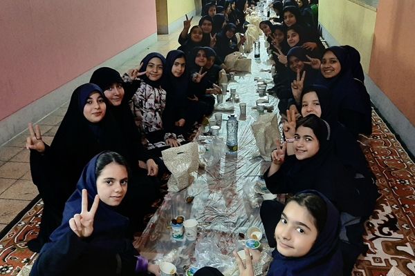 ضیافت افطاری همراه با دانش‌آموزان مدرسه دخترانه شهید جواهری