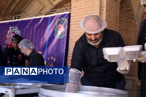  پخش 8600 غذای گرم با همت مرکز نیکوکاری شهید مهدی باکری و موسسه نذرواره در تبریز