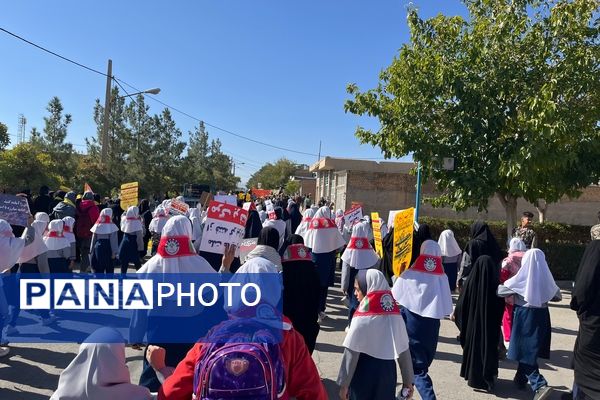 حضور حماسی دانش‌آموزان در راهپیمایی باشکوه ۱۳ آبان ماه در سورمق