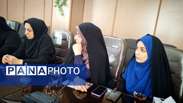 نشست بانوان ستادی با سرپرست آموزش و پرورش قائمشهر