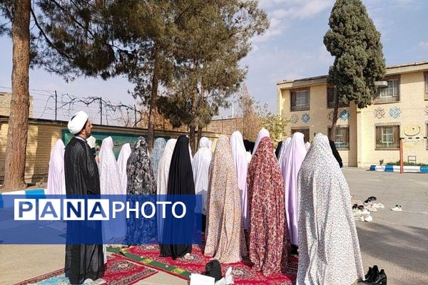 اقامه نماز باران در دبیرستان شهید مجید دهنوی نیشابور 