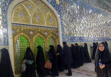 مراسم غبار روبی حرم مطهر حضرت معصومه (س) توسط دانش‌آموزان مدارس صدرا اصفهان 