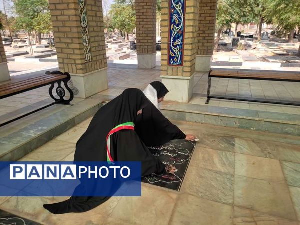 غبار روبی مزار شهدا شهرستان خلیل آباد توسط دانش آموزان بسیجی اموزشگاه مرحوم پاکدل 