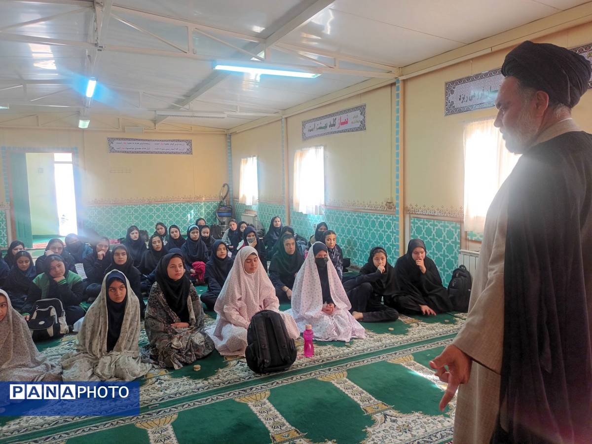 نماز جماعت در دبیرستان میرزا جعفر سروقد مشهد مقدس 