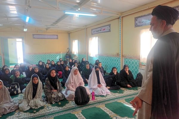 نماز جماعت در دبیرستان میرزا جعفر سروقد مشهد مقدس 