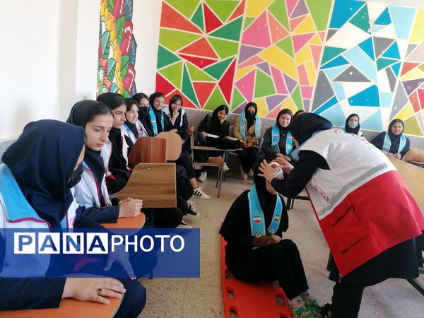 نواختن زنگ زلزله در دبیرستان کوشش شهرستان فاروج 