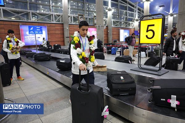 بازگشت طلایی‌پوشان بلندقامت دانش‌آموز ایران با کاپ قهرمانی