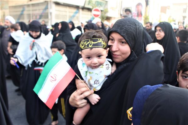 حماسه حضور نوجوانان کفن‌پوش قمی در راهپیمایی «عهد خون»