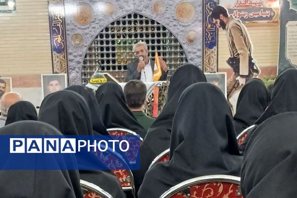 برگزاری یادواره شهدا به مناسبت هفته دفاع مقدس در دبیرستان حضرت زینب(س) ناحیه یک شهرری