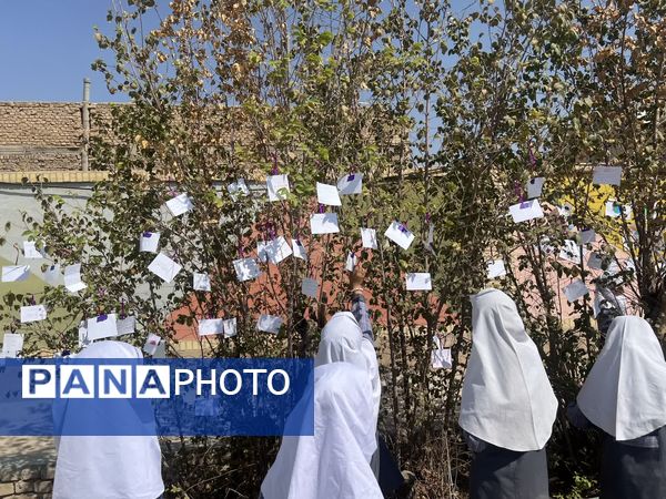 از «درخت آرزوها» تا «نمایشگاه هنری» در جشن روز کودک دبستان احمد کاظمی ۲