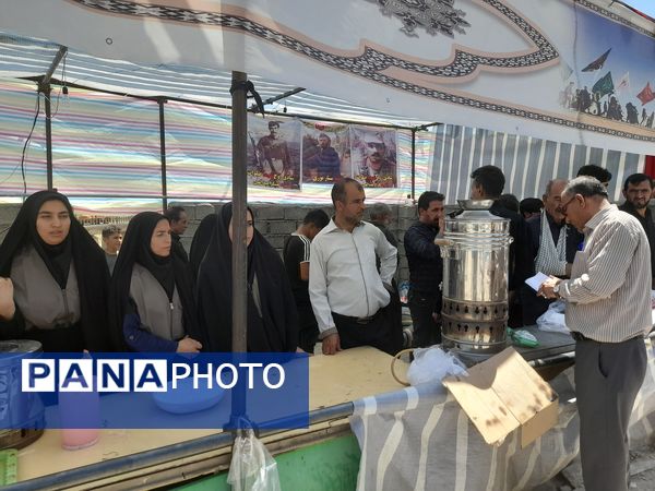 روز اربعین، در مواکب پل سیمره، خدمات‌رسانی به زائران حسینی همچنان ادامه دارد
