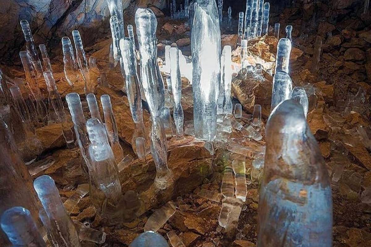 غار یخ مراد؛ تماشای قندیلهای یخی در دل تابستان البرز، تجربهای سحرآمیز برای غارنوردان