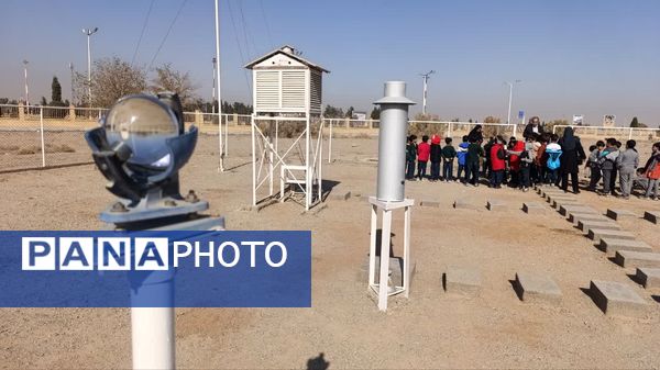 بازدید دانش‌آموزان پایه دوم دبستان حضرت جوادالائمه(ع) از مرکز هواشناسی یزد