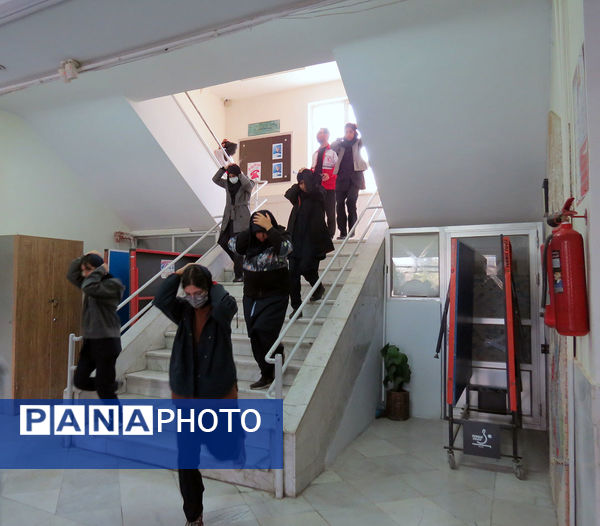 برگزاری مانور زلزله در هنرستان محمودیه شهرستان بجنورد 