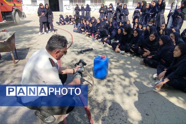 آموزش اصول اولیه آتش‌نشانی در مدرسه زکیه صباشهر