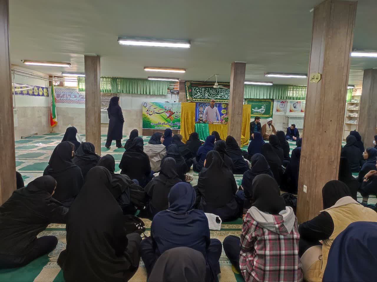 الگو سازی و آشنایی دانش آموزان با قرآن و برکات نماز با برگزاری محافل انس با قرآن کریم در مدارس