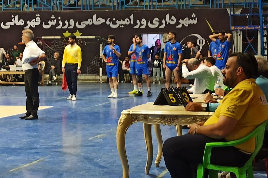 رقابت حساس لیگ دسته اول والیبال کشور در ورامین
