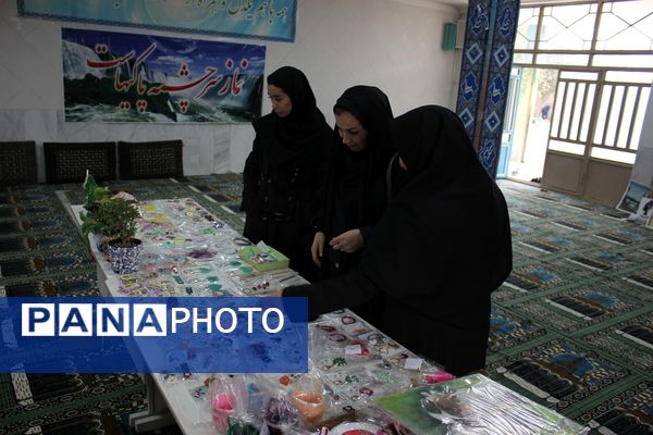 بازدید مدیر کانون فرهنگی هدایت از نمایشگاه آثار تجسمی دانش‌آموزان سوده