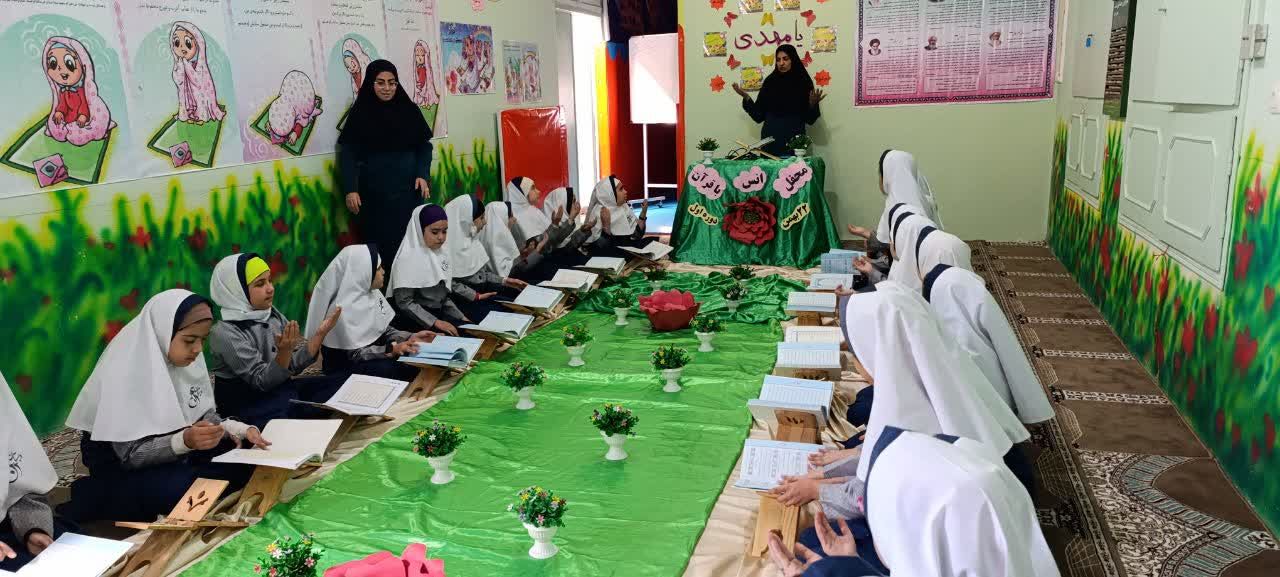 محفل انس با قرآن به‌مناسبت هفته بسیج دانش‌آموزی