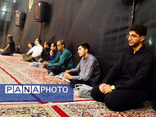 شب اول محرم، دانش‌آموزان کاشمری در هیئت انصار المهدی پرچم عشق برافراشتند